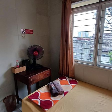 Hotel Kost Carmelia Syariah Baranangsiang Bogor Exterior foto